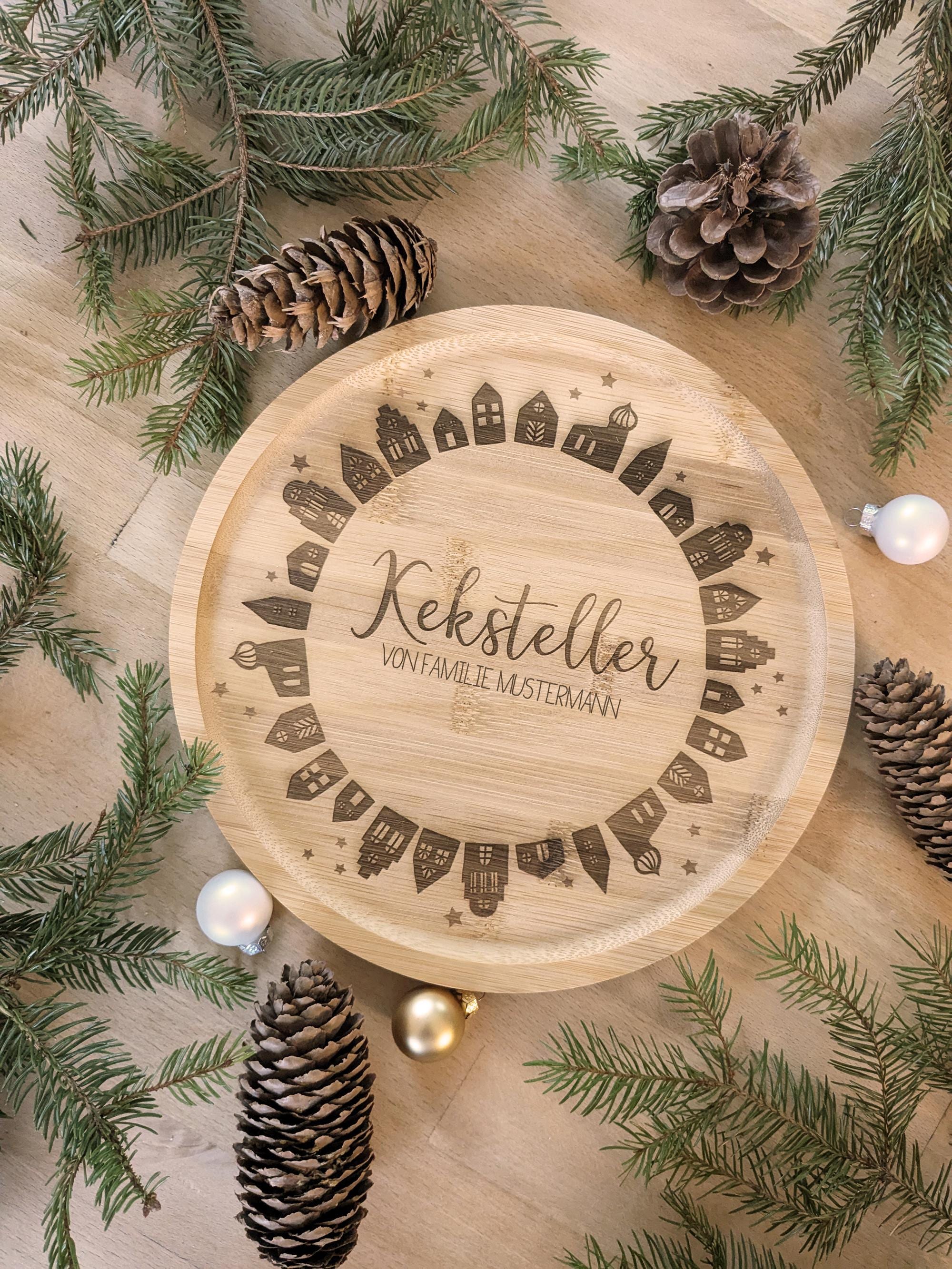 Plätzchenteller Keksteller mit Häuschen aus Bambus zu Weihnachten als Weihnachtsdeko personalisierbar mit Namen