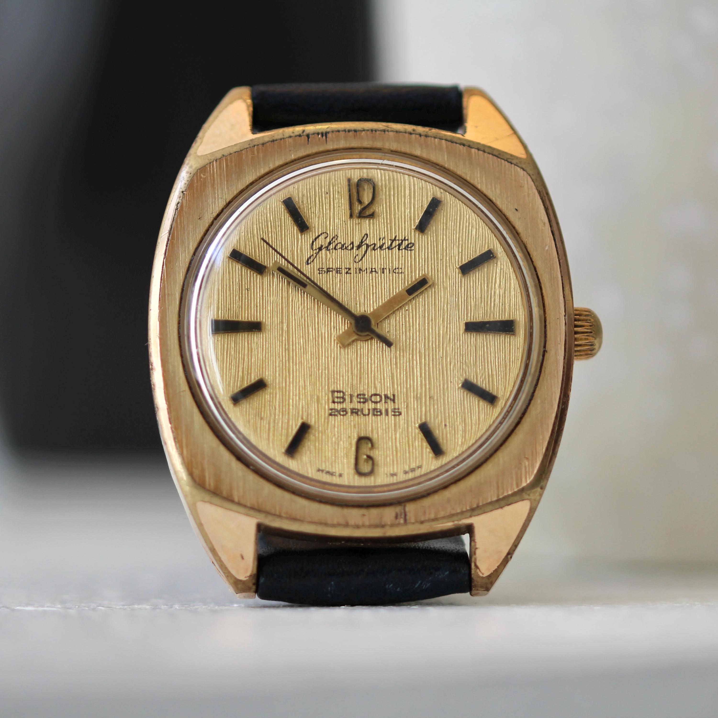 Montre Femme Vintage New Classic, Fabriquée En RDA (Allemagne De L'Est), Boîtier Doré - Occasion