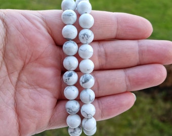 Un (1) beau bracelet en howlite, cristal naturel, bracelet de perles