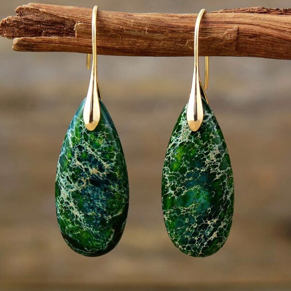 Belles boucles d'oreilles pendantes en jaspe vert avec crochet d'oreille en or