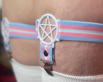 Paquete de 2 ligueros Orgullo Trans: ligueros de muslo con anilla de pentagrama en colores de la bandera transgénero, accesorios de lencería LGBTQ+ ajustables.