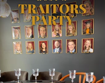 Può includere: Una parete con una griglia di ritratti incorniciati e il testo dorato HOST A TRAITORS PARTY in sovrimpressione. Sotto la parete, un tavolo rotondo scuro è allestito con diversi calici da vino in cristallo trasparente per un evento.
