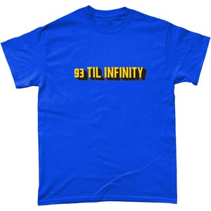 Puede incluir: Una camiseta azul real con el texto "93 TIL INFINITY" en letras amarillas con un contorno negro.