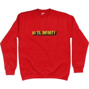 Puede incluir: Sudadera roja con un gráfico negro y amarillo que dice "93 til infinity".
