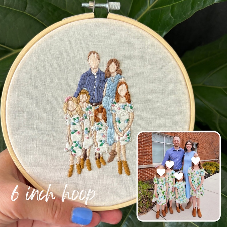 Op de afbeelding: Geborduurde familieportret in een hoepel van 15 cm. Het portret toont een gezin van vijf met een vader, moeder en drie dochters. De familie is geborduurd in een realistische stijl met gedetailleerde kenmerken en kleding. De borduurwerk is uitgevoerd op een witte stoffen achtergrond.