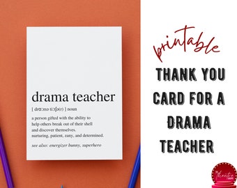 Puede incluir: Tarjeta de agradecimiento imprimible para un profesor de teatro. La tarjeta presenta una definición de "profesor de teatro" con el texto "una persona dotada de la capacidad de ayudar a otros a salir de su caparazón y descubrirse a sí mismos. cariñoso, paciente, chiflado y decidido. ver también: conejito energizante, superhéroe"