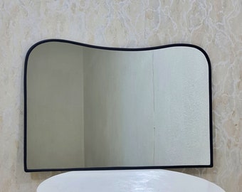 Italienischer gebogener schwarzer matten Messingspiegel Schmetterlings-unregelmäßiger Spiegel-Boden-Goldmessingspiegel-Badezimmerspiegel Ästhetischer luxuriöser Wandspiegel