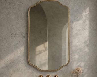 Specchio italiano in ottone, specchio da parete ad arco curvo, specchio da trucco in ottone anticato, specchio da bagno scultoreo moderno, decorazione murale di lusso