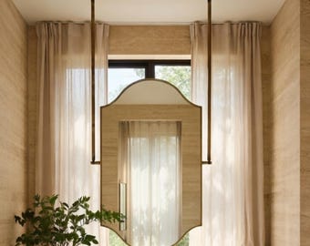 Espejo festoneado suspendido del techo con postes ajustables, espejo de tocador colgante arqueado simétrico, espejo de latón curvado para baño