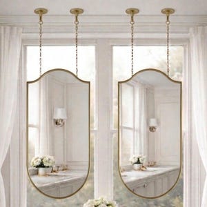 Espejo de techo con forma de escudo con cadenas, espejo de tocador colgante con arco con cresta, espejo con parte superior arqueada y puntiaguda, espejo antiguo suspendido con forma de escudo.