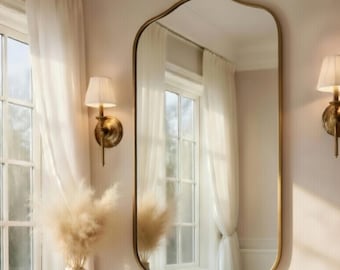 Espejo de latón con arco rematado, espejo marroquí artesanal con remate en forma de campana, espejo de tocador antiguo de latón con arco, decoración de pared con arco ondulado personalizado.