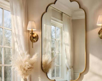 Symetryczne lustro z muszlami, łukowe lustro toaletkowe z grzebieniem koniczyny, ozdobne lustro łazienkowe w mosiężnej ramie, dwustronna dekoracja z muszlami