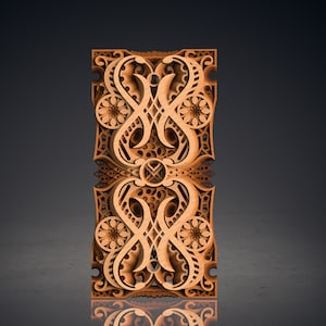 以下が含まれることがあります： 複雑な対称デザインの積層木製装飾パネル。パネルは、中央のメダリオンを備えた花柄と渦巻き模様が特徴です。木材は暖かく自然な色合いで、デザインは正確にカットされています。