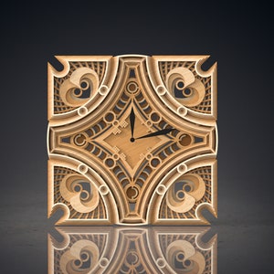 Könnte beinhalten: Eine Holzuhr mit einem komplizierten geometrischen Design. Das Zifferblatt der Uhr befindet sich in der Mitte des Designs und hat schwarze Zeiger.