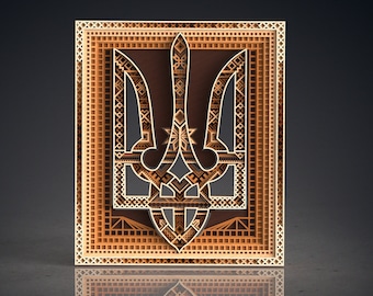 Könnte beinhalten: Ein mehrschichtiges Holzkunstwerk mit dem ukrainischen Wappen, dem Tryzub. Das Design ist aufwendig mit geometrischen Mustern geschnitten und geschichtet, um einen 3D-Effekt zu erzeugen. Die Farbpalette umfasst Braun- und Goldtöne.