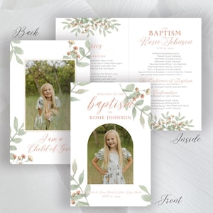 Puede incluir: Tarjeta de invitación de bautizo con una foto de una niña, detalles florales y el texto "Bienvenida al bautizo de Rosie Johnson". La tarjeta es blanca con un diseño de acuarela.