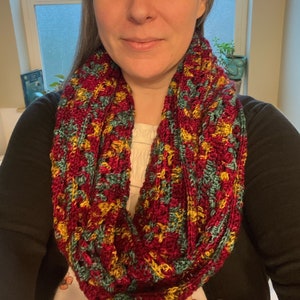 Handmade Crochet Merino Wool Infinity Scarf: Intricate Design