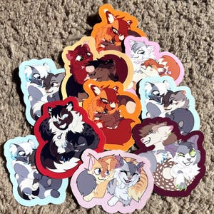 Op de afbeelding: Een set van 10 kleurrijke stickers met cartoon-dierenparen. Elke sticker is ongeveer 5 cm in diameter en toont een ander dierenpaar, waaronder een vos, een wolf, een kat en een hond. De stickers zijn perfect om laptops, waterflessen of dagboeken een vleugje speelsheid te geven.