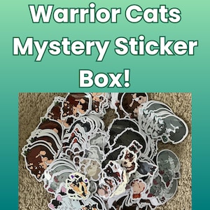 Op de afbeelding: Een verzameling Warrior Cats mystery stickers. De stickers tonen verschillende kattenillustraties in verschillende kleuren en poses. De tekst "Warrior Cats Mystery Sticker Box!" wordt in het wit weergegeven, met een groen-blauwe gradiënt achtergrond.
