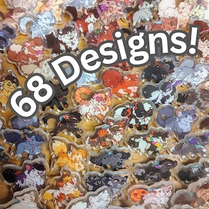 Op de afbeelding: Een verzameling van 68 unieke acrylontwerpen met verschillende cartoon-wolfkarakters in verschillende kleuren en poses. De ontwerpen worden gepresenteerd op een houten oppervlak, met de tekst "68 Designs!" eroverheen.