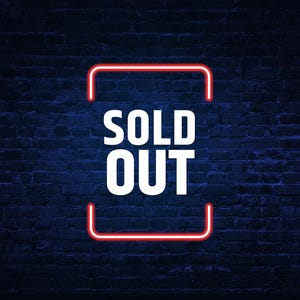 Könnte beinhalten: Ein Neonschild an einer dunkelblauen Backsteinmauer zeigt die Worte "SOLD OUT" in fetten weißen Buchstaben. Der Text wird von einem leuchtenden roten rechteckigen Rahmen umgeben, was einen auffälligen Kontrast erzeugt.