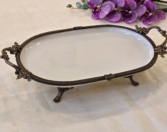 Porseleinen serviesbord, metalen accenten, elegant taartplateau