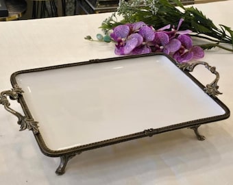 Serveerschaal van porselein en metaal | Elegante cakevorm in antieke stijl