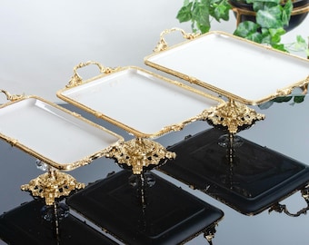 Porseleinen dienblad, goud- en zilverkleurig metaal, elegant taartbord