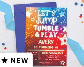Puede incluir: Una invitación colorida con estrellas y un fondo de arcoíris. El texto dice "Let's Jump Tumble & Play Avery is turning 6!" con detalles para una fiesta de gimnasia.