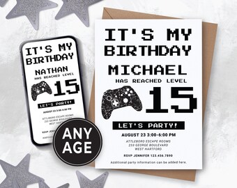 Könnte beinhalten: Schwarz-weiße Geburtstagseinladung mit einer Grafik eines Videospiel-Controllers. Der Text lautet "Es ist mein Geburtstag Michael hat Level 15 erreicht Lasst uns feiern!" mit Datum und Uhrzeit der Party.