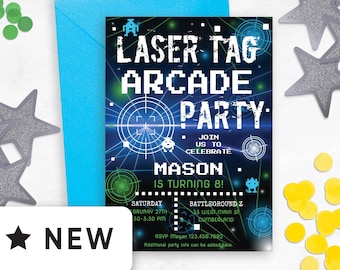 Könnte beinhalten: Eine blaue Einladung für eine Laser Tag Arcade Party mit dem Text "Laser Tag Arcade Party" in Weiß. Die Einladung enthält Details für Masons 8. Geburtstag, mit blauem Umschlag und Konfetti.