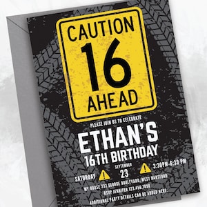 Pu&ograve; includere: Un invito di compleanno nero e giallo con un cartello di avvertimento che dice "Attenzione 16 avanti". L'invito &egrave; per la festa di compleanno di Ethan per il suo 16&deg; compleanno. La festa &egrave; sabato 23 settembre dalle 15:30 alle 18:30 al 233 George Boulevard, West Hartford. RSVP a Jennifer al 123.456.7890.
