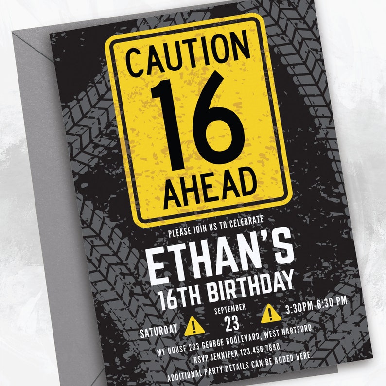 Pu&ograve; includere: Un invito di compleanno nero e giallo con un cartello di avvertimento che dice "Attenzione 16 avanti". L'invito &egrave; per la festa di compleanno di Ethan per il suo 16&deg; compleanno. La festa &egrave; sabato 23 settembre dalle 15:30 alle 18:30 al 233 George Boulevard, West Hartford. RSVP a Jennifer al 123.456.7890.