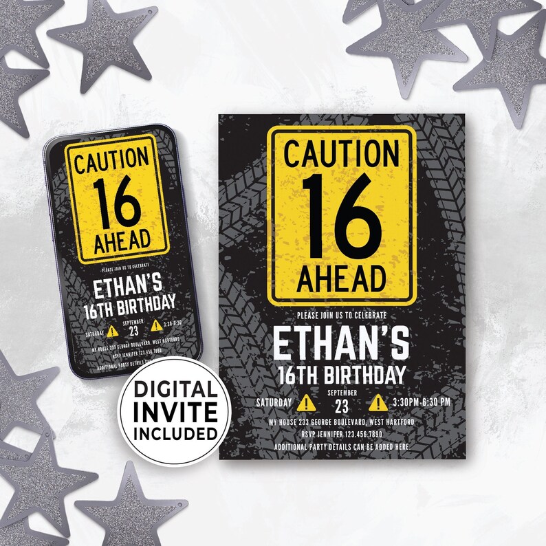 Pu&ograve; includere: Un invito digitale per una festa di compleanno di 16 anni. L'invito presenta un cartello di avvertimento giallo con testo nero che recita "Caution 16 Ahead". Lo sfondo &egrave; nero con un motivo a battistrada. Il testo "Ethan's 16th Birthday" &egrave; scritto in nero sotto il cartello. La data e l'ora della festa sono elencate sotto il testo. L'invito include anche una grafica di invito digitale inclusa.