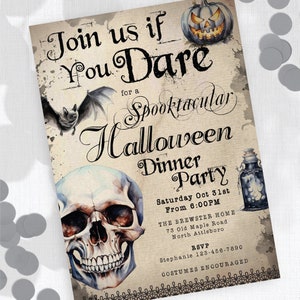 K&ouml;nnte beinhalten: Eine Halloween-Partyeinladung im Vintage-Stil mit einem Totenkopf, einer Fledermaus und einem K&uuml;rbis. Die Einladung lautet "Join us if you dare for a Spooktacular Halloween Dinner Party" und enth&auml;lt Datum, Uhrzeit und Ort. Kost&uuml;me sind erw&uuml;nscht.