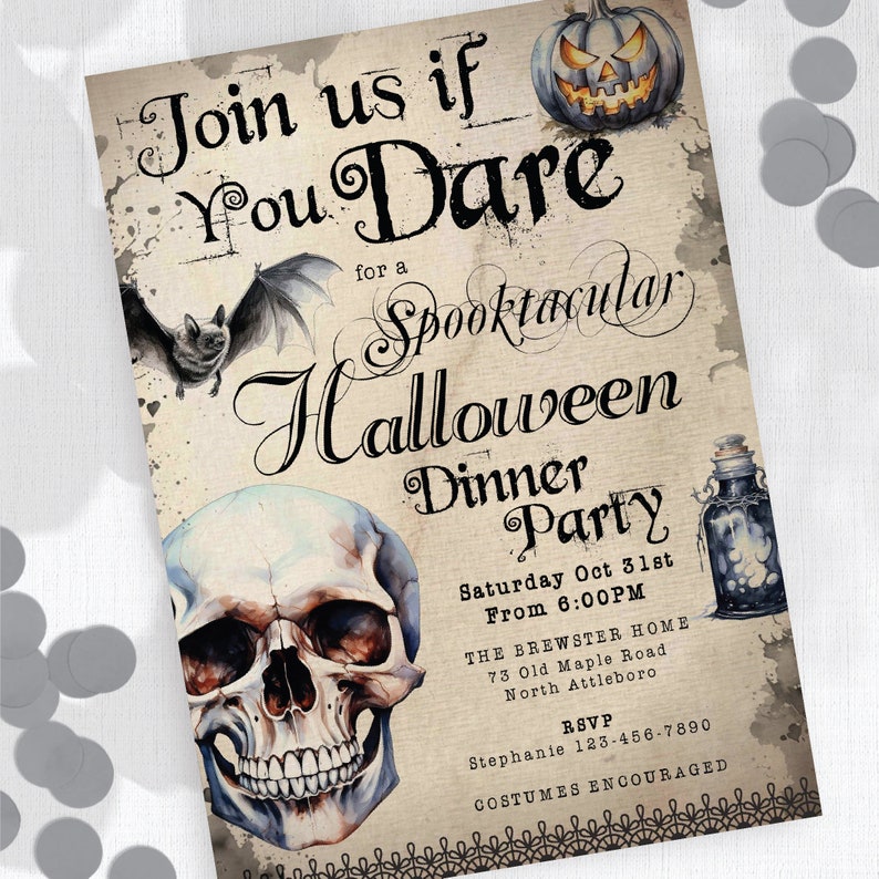 K&ouml;nnte beinhalten: Eine Halloween-Partyeinladung im Vintage-Stil mit einem Totenkopf, einer Fledermaus und einem K&uuml;rbis. Die Einladung lautet "Join us if you dare for a Spooktacular Halloween Dinner Party" und enth&auml;lt Datum, Uhrzeit und Ort. Kost&uuml;me sind erw&uuml;nscht.