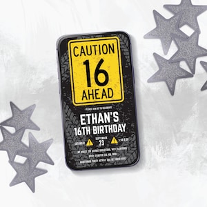 Pu&ograve; includere: Un invito di compleanno nero e giallo con un cartello di avvertimento che dice "Attenzione 16 avanti". L'invito &egrave; per il 16&deg; compleanno di Ethan. La festa &egrave; il 23 settembre dalle 15:30 alle 20:30. L'indirizzo &egrave; 233 Garage Boulevard, West Nanterre. Il numero di RSVP &egrave; 123 456 7850.