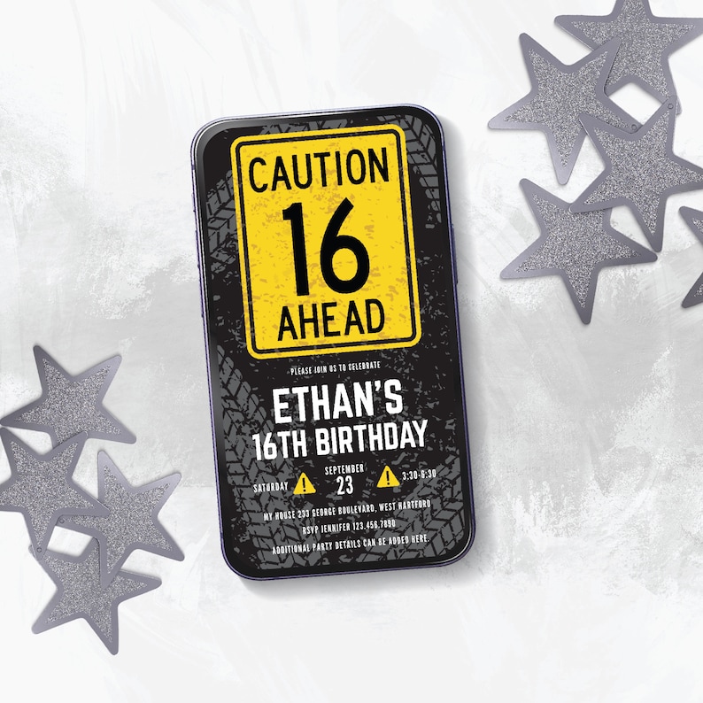 Pu&ograve; includere: Un invito di compleanno nero e giallo con un cartello di avvertimento che dice "Attenzione 16 avanti". L'invito &egrave; per il 16&deg; compleanno di Ethan. La festa &egrave; il 23 settembre dalle 15:30 alle 20:30. L'indirizzo &egrave; 233 Garage Boulevard, West Nanterre. Il numero di RSVP &egrave; 123 456 7850.
