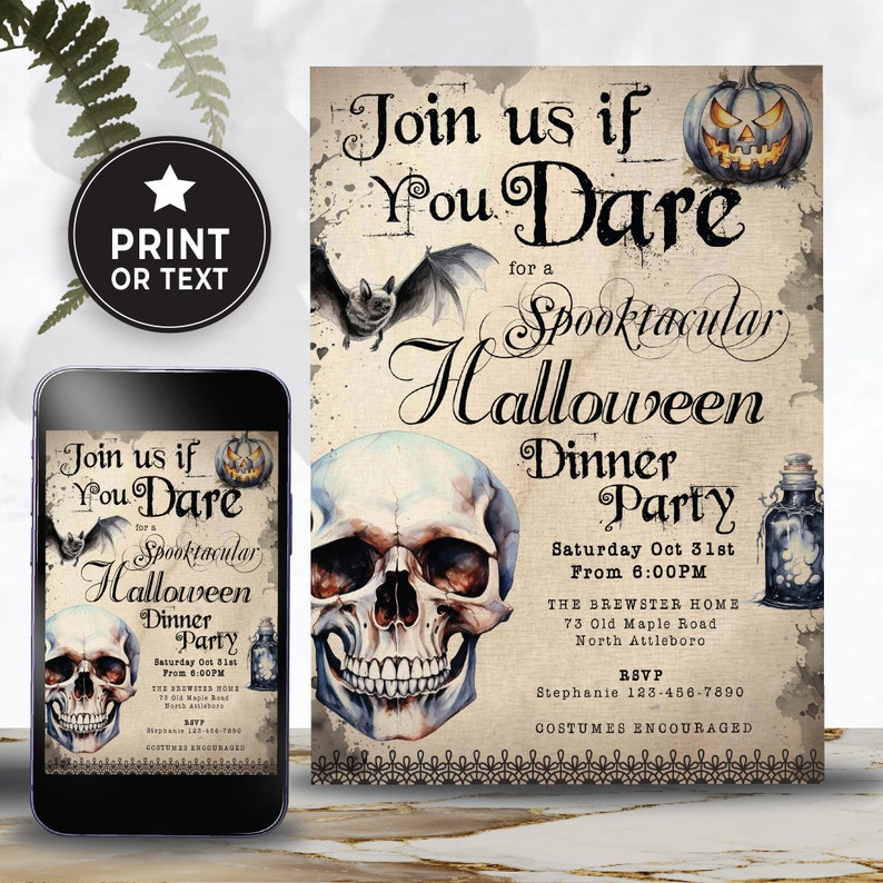 K&ouml;nnte beinhalten: Eine Halloween-Partyeinladung mit einem Sch&auml;del, einer Fledermaus, einem K&uuml;rbis und einer Zaubertrankflasche. Die Einladung lautet "Schlie&szlig;en Sie sich uns an, wenn Sie es wagen, f&uuml;r eine Spooktacular Halloween Dinner Party" und enth&auml;lt Datum, Uhrzeit und Ort. Kost&uuml;me sind erw&uuml;nscht.
