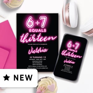 以下が含まれることがあります： 「6+7 equals thirteen」と「Victoria is turning 13」と書かれたネオンピンクのテキストが入った黒い招待状。スマートフォンにも同じデザインが表示されています。「NEW」ステッカーが隅にあります。