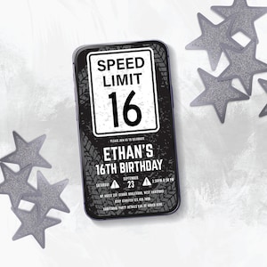 以下が含まれることがあります： 黒と白の誕生日招待状。スピードリミットの標識には「Speed Limit 16」と表示されています。この招待状は、9月23日に開催されるイーサンの16歳の誕生日パーティー用です。