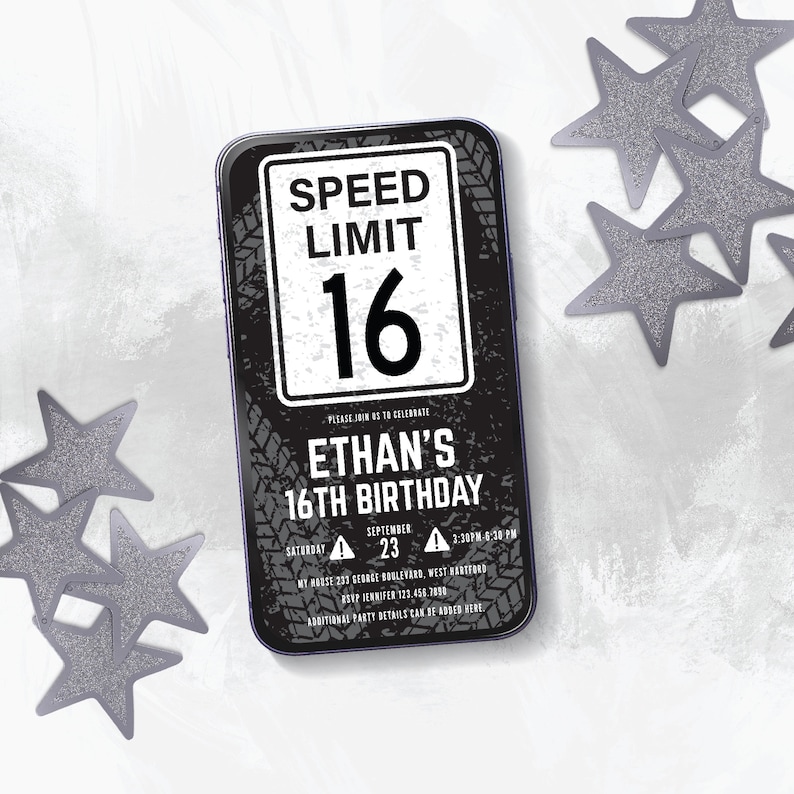 以下が含まれることがあります： 黒と白の誕生日招待状。スピードリミットの標識には「Speed Limit 16」と表示されています。この招待状は、9月23日に開催されるイーサンの16歳の誕生日パーティー用です。