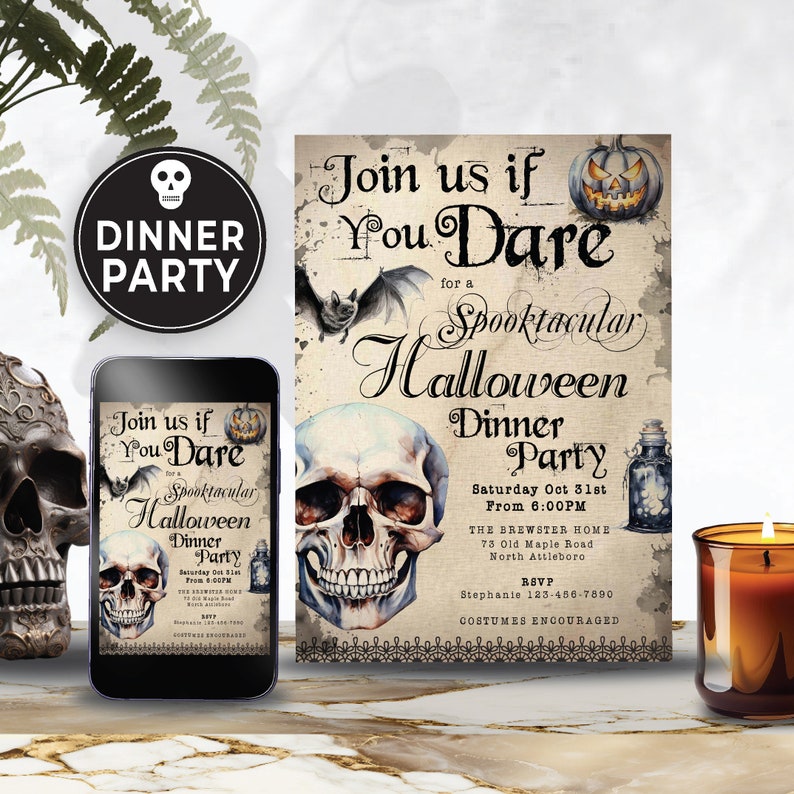 K&ouml;nnte beinhalten: Eine Einladung zu einer Halloween-Dinnerparty mit Totenkopf und Knochen, einer Fledermaus, einem K&uuml;rbis und einer Flasche Zaubertrank. Die Einladung lautet "Schlie&szlig;en Sie sich uns an, wenn Sie es wagen, zu einer Spooktacular Halloween Dinner Party".