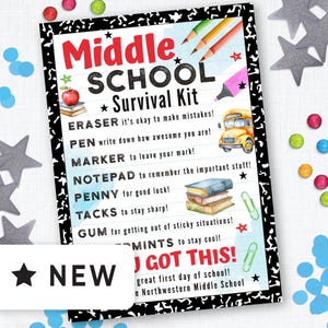 Puede incluir: Una colorida impresión de un kit de supervivencia para la escuela secundaria con un borde en blanco y negro. La impresión incluye una lista de útiles escolares y mensajes alentadores, junto con ilustraciones de un autobús escolar, lápices y libros. Una estrella "NUEVO" está en la esquina inferior izquierda.