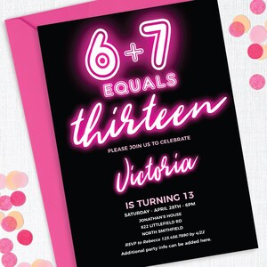 以下が含まれることがあります： 黒とピンクの招待状。ネオン風フォントで「6+7 EQUALS thirteen」と書かれています。ビクトリアの13歳の誕生日パーティーの招待状で、日付、時間、場所などのイベント詳細が記載されています。