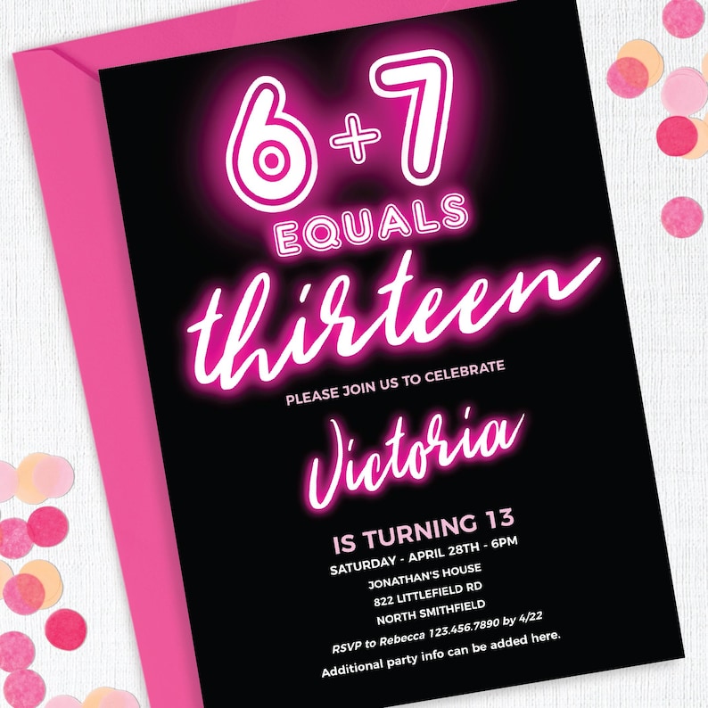 以下が含まれることがあります： 黒とピンクの招待状。ネオン風フォントで「6+7 EQUALS thirteen」と書かれています。ビクトリアの13歳の誕生日パーティーの招待状で、日付、時間、場所などのイベント詳細が記載されています。