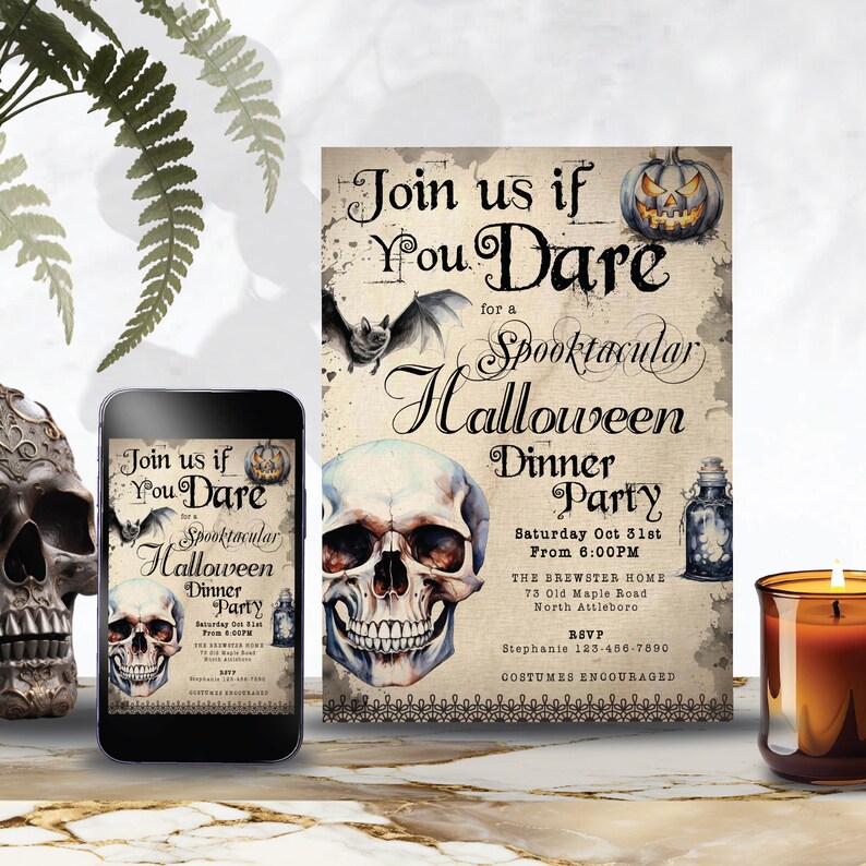 K&ouml;nnte beinhalten: Eine Halloween-Partyeinladung mit einem gruseligen Totenkopf- und K&uuml;rbisdesign. Die Einladung lautet "Join us if you dare for a Spooktacular Halloween Dinner Party" und enth&auml;lt Datum, Uhrzeit und Ort der Veranstaltung. Kost&uuml;me sind erw&uuml;nscht.