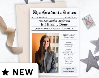 Puede incluir: Un anuncio de graduación al estilo de un periódico con una foto de una mujer con un blazer negro. El titular dice "The Graduate Times" y "Dr. Samantha Anderson Is PHinally Done". El anuncio incluye la fecha, la hora y el lugar de la fiesta de graduación.