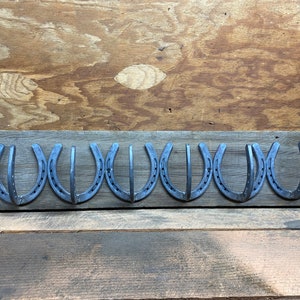 Perchero de madera de granero recuperada montado en la pared con estante –  Estante de entrada de madera rústica con ganchos de hierro forjado – Percha