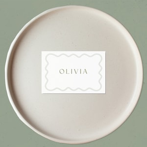 Modelo de cartões de lugar com nome Olivia | Borda ondulada recortada | Borda suave | Cartão de casamento moderno | Festa exclusiva para impressão e edição no Canva